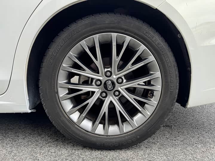 Фото 23 - Bestune B70