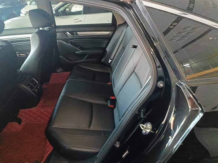 Фото 17 - Honda Accord