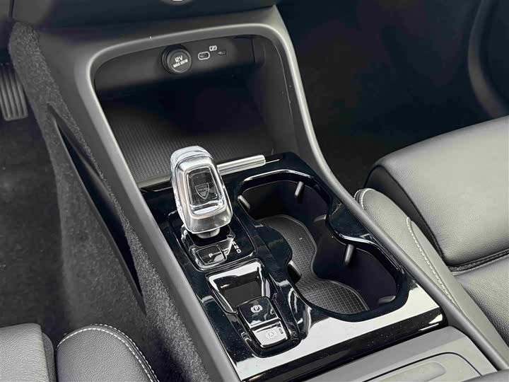 Фото 10 - Volvo XC40