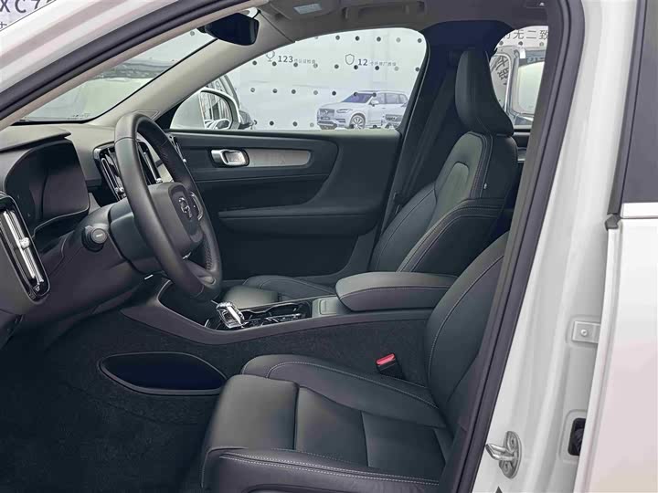 Фото 11 - Volvo XC40