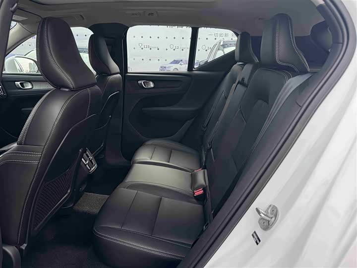 Фото 12 - Volvo XC40