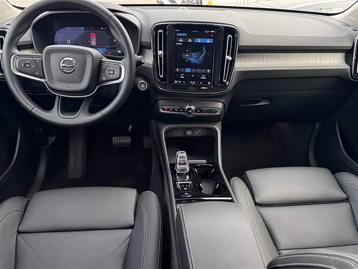 Фото 6 - Volvo XC40