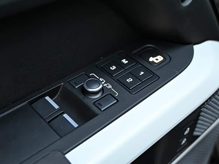 Фото 18 - Land Rover Defender