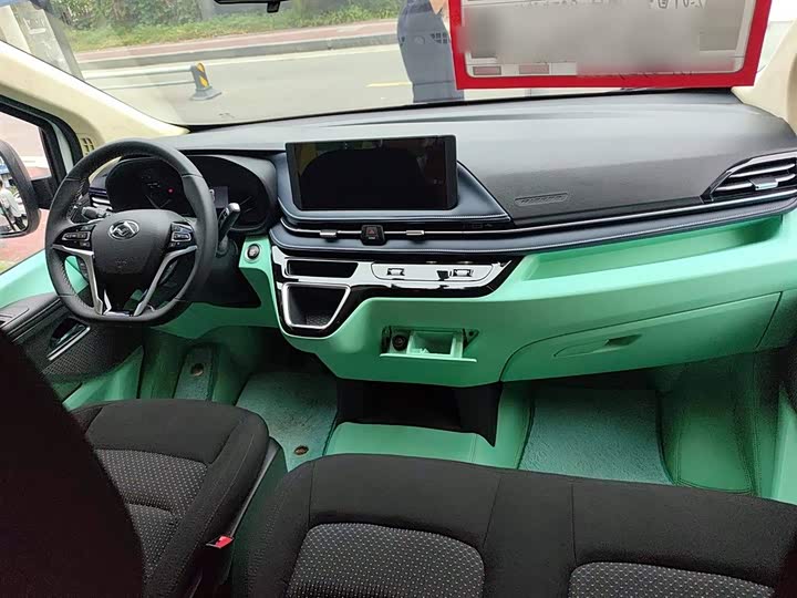 Фото 10 - Maxus V70