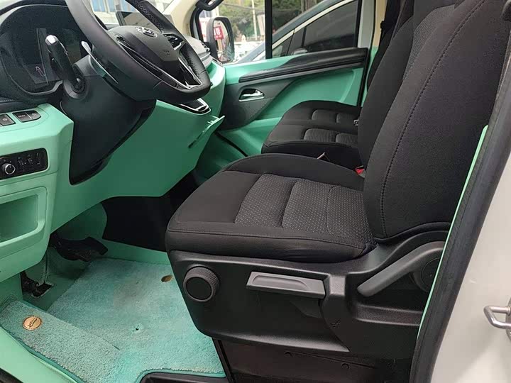 Фото 15 - Maxus V70