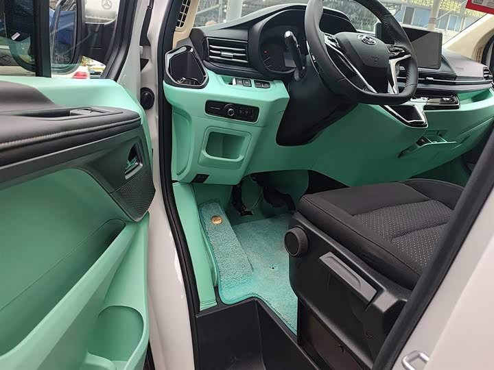 Фото 16 - Maxus V70