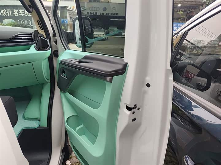 Фото 26 - Maxus V70