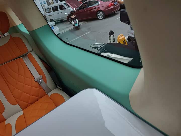 Фото 29 - Maxus V70