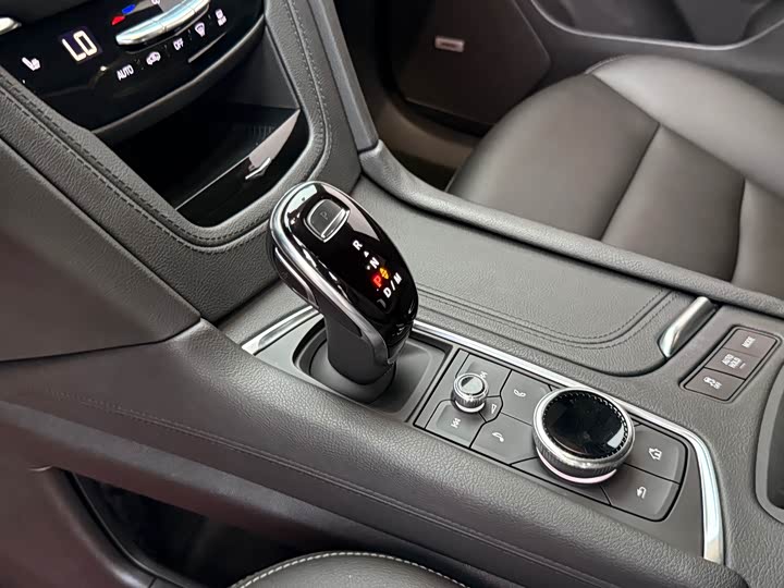 Фото 15 - Cadillac XT6