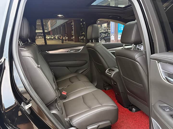 Фото 9 - Cadillac XT6