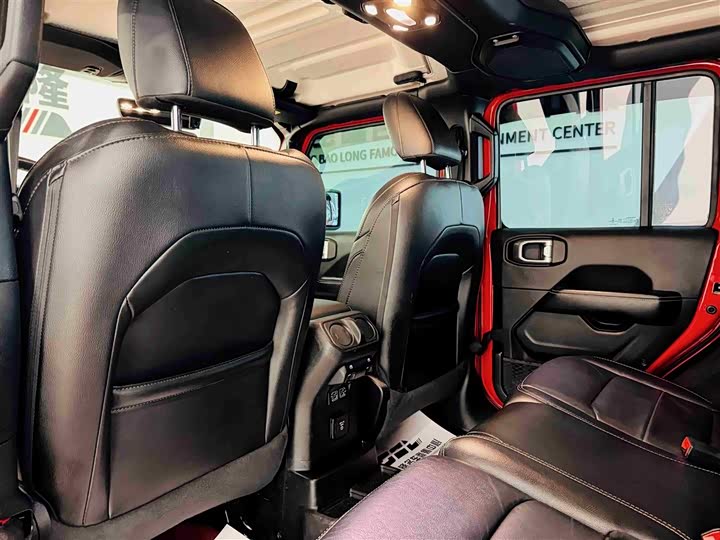 Фото 10 - Jeep Wrangler