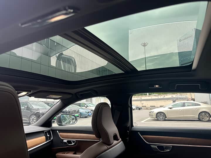 Фото 10 - Volvo S90