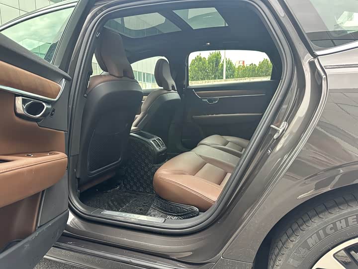 Фото 9 - Volvo S90