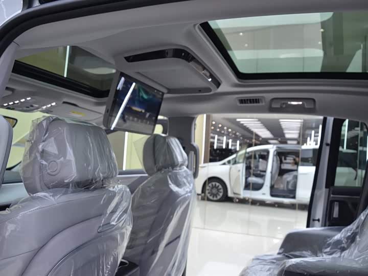 Photo 14 - Buick GL8 ES