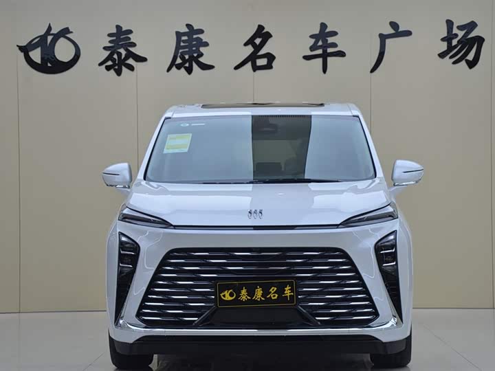 Photo 2 - Buick GL8 ES