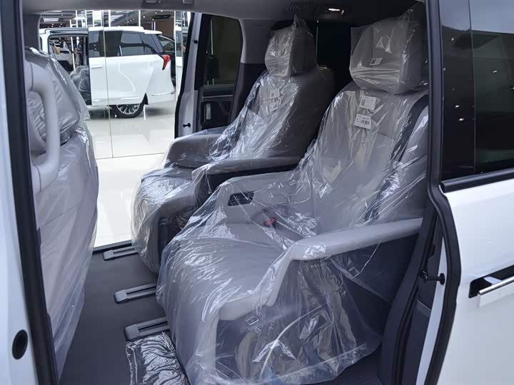 Photo 5 - Buick GL8 ES