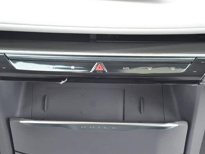 Photo 8 - Buick GL8 ES