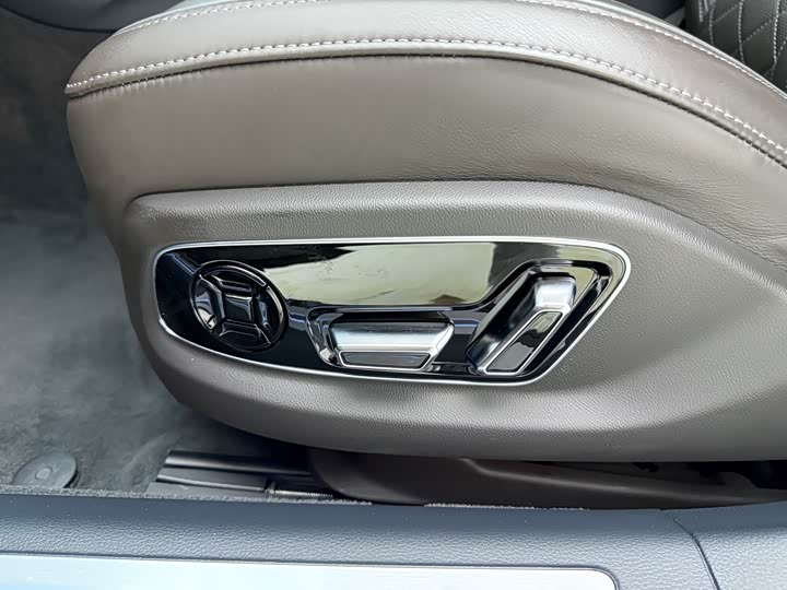 Фото 10 - Audi A8