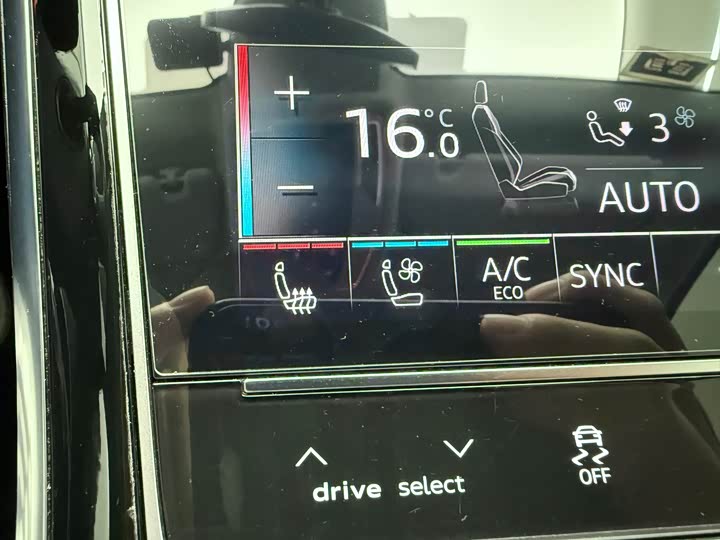 Фото 15 - Audi A8