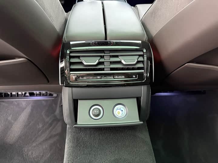 Фото 19 - Audi A8