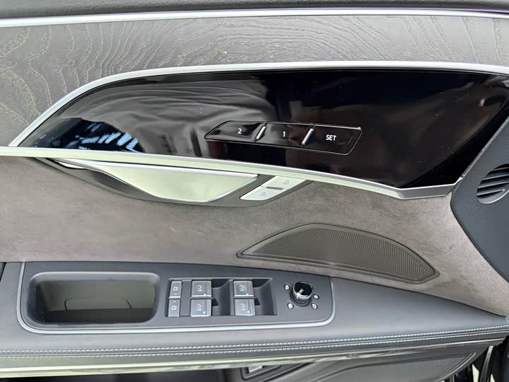 Фото 8 - Audi A8