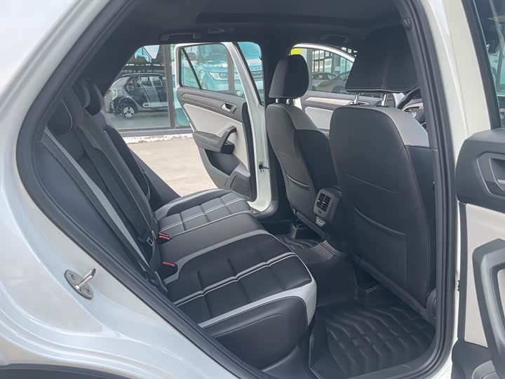 Фото 10 - Volkswagen T-Roc