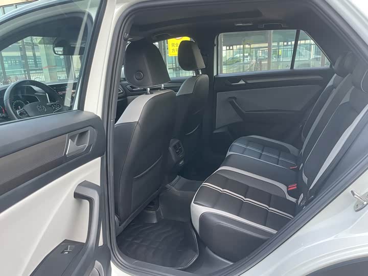 Фото 8 - Volkswagen T-Roc