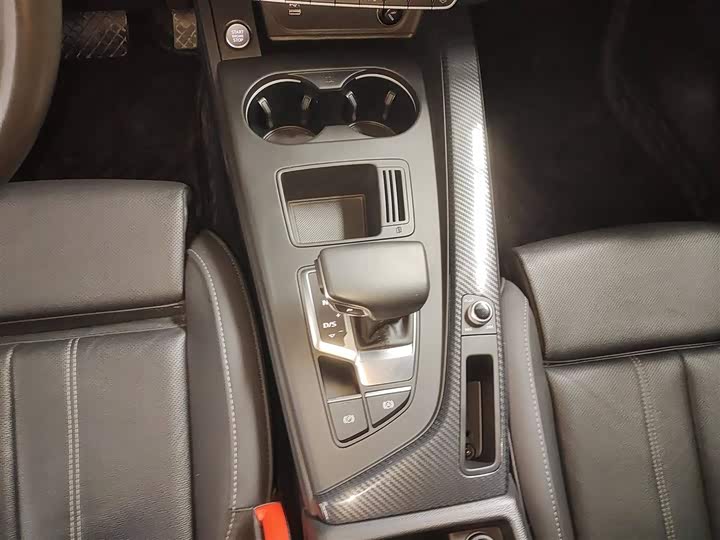 Фото 4 - Audi A4L