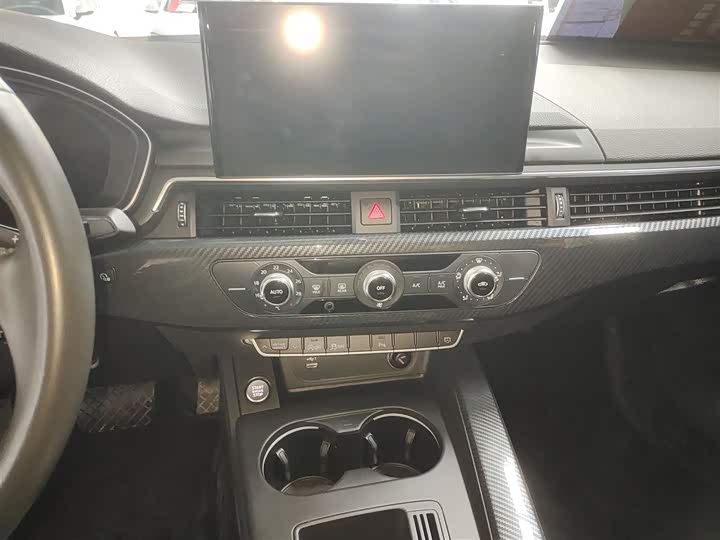 Фото 5 - Audi A4L