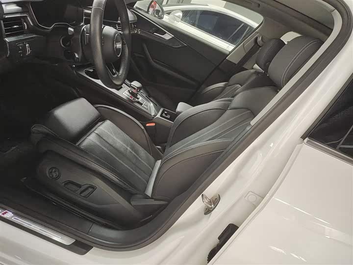 Фото 7 - Audi A4L