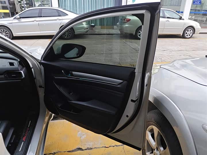 Фото 26 - Honda Accord