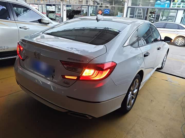 Фото 7 - Honda Accord