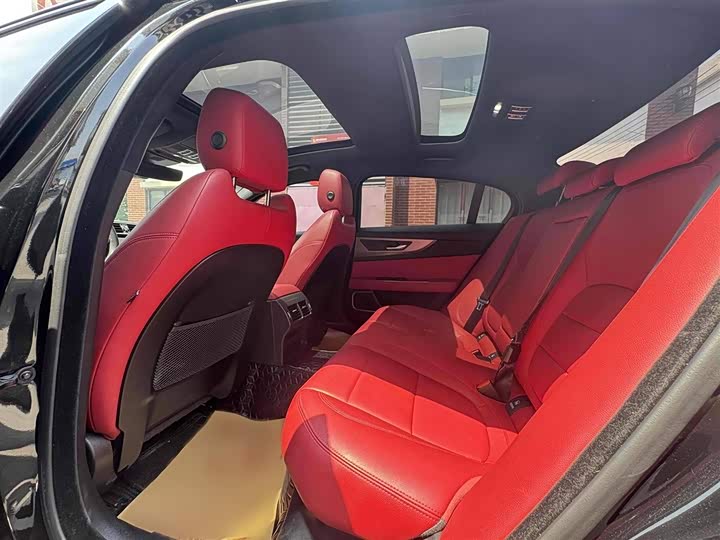 Фото 10 - Jaguar XE L