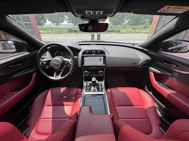 Фото 8 - Jaguar XE L