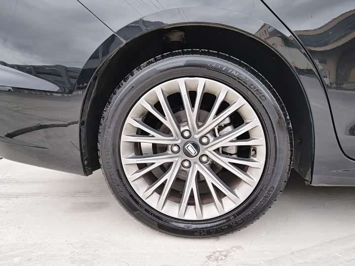 Фото 16 - Bestune B70