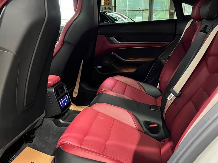 Фото 14 - Porsche Taycan