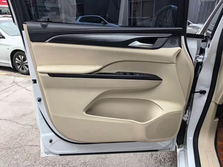 Фото 9 - Buick GL8 ES