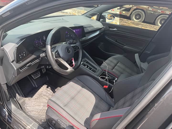 Фото 8 - Volkswagen Golf GTI