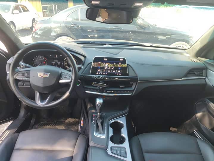 Фото 10 - Cadillac CT4