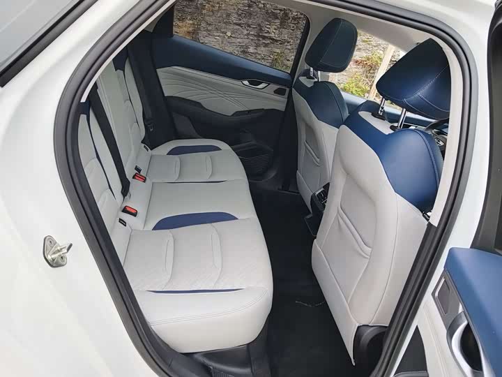 Photo 10 - Geely Preface