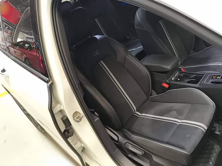 Фото 23 - Volkswagen Golf