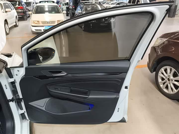 Фото 24 - Volkswagen Golf