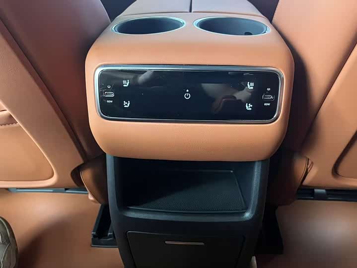 Фото 18 - LiXiang L8