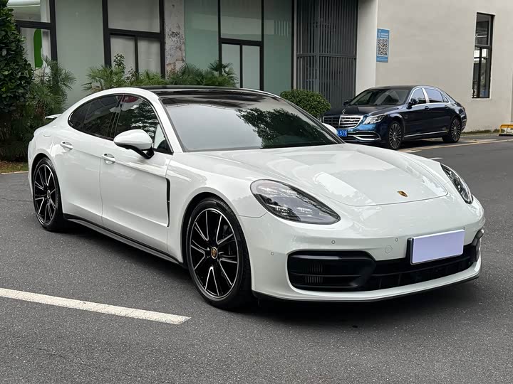 Фото 3 - Porsche Panamera