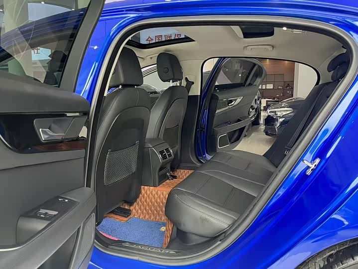 Фото 10 - Jaguar XE L