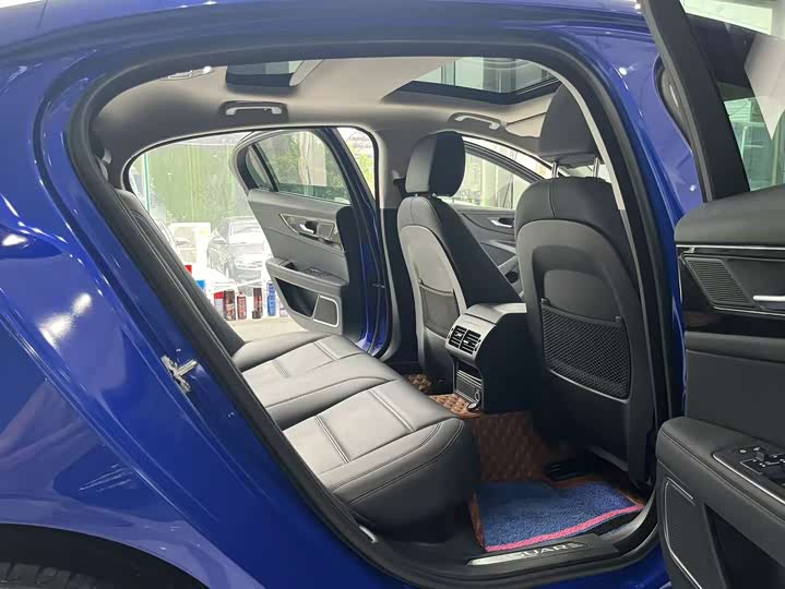 Фото 11 - Jaguar XE L