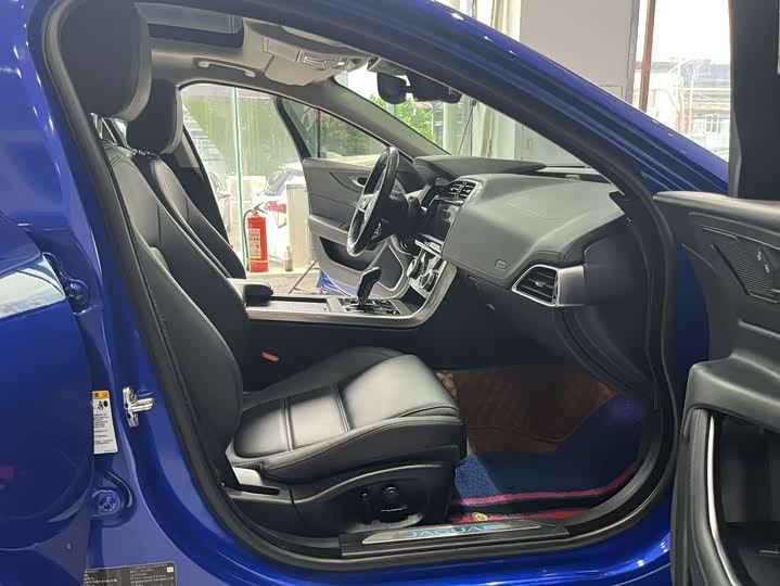 Фото 12 - Jaguar XE L