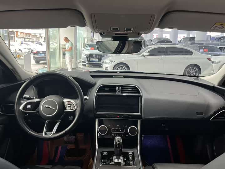 Фото 13 - Jaguar XE L