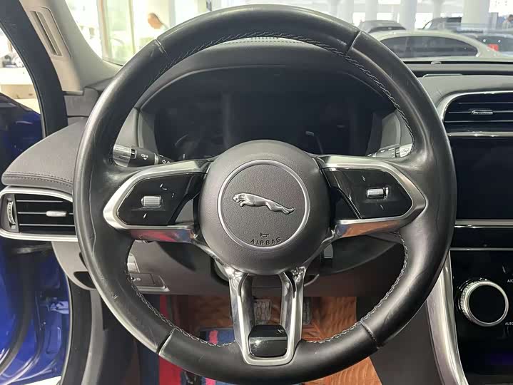 Фото 18 - Jaguar XE L