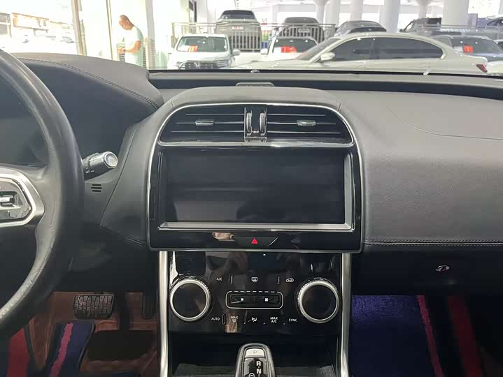 Фото 23 - Jaguar XE L